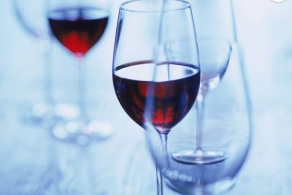 Drinking daily a glass of wine increases risk of breast cancer