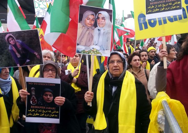 Thousands demonstrate against Rouhani in Paris