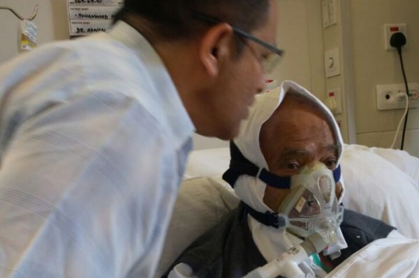 Hanif Mohammad on ventilator