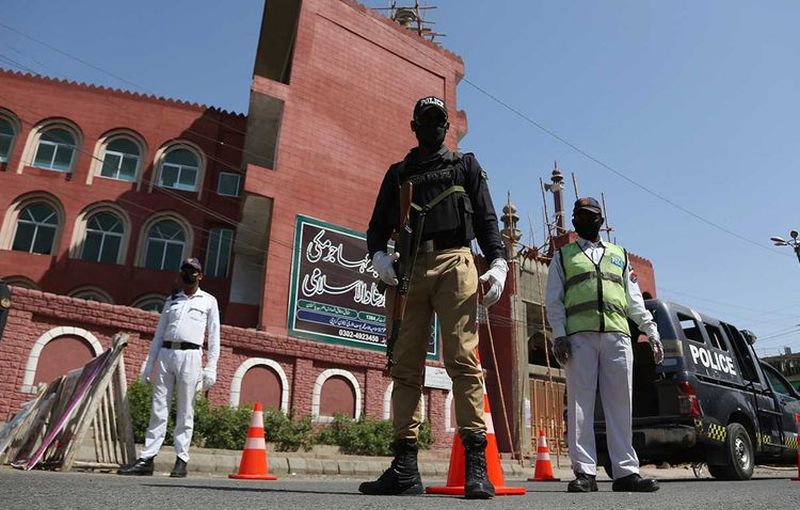 Pakistan mosque lockdown