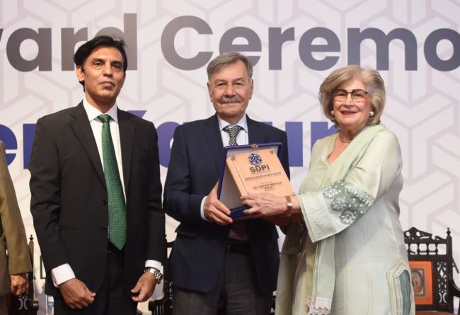 Nasreen Kasuri honoured with SDPI’s Living Legend Award